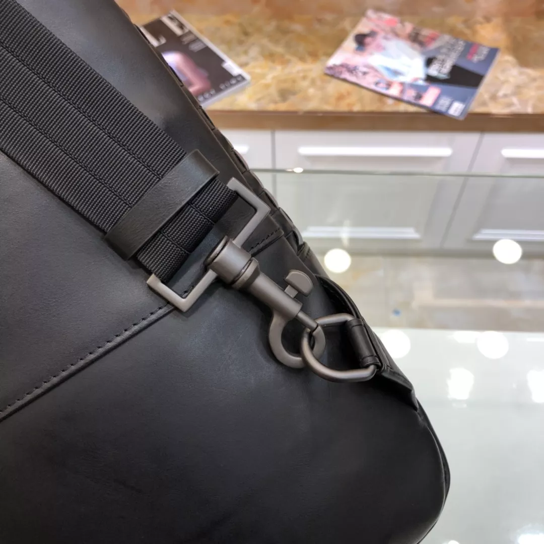 Bottega Veneta AAA Man Messenger Bags Efficient 128