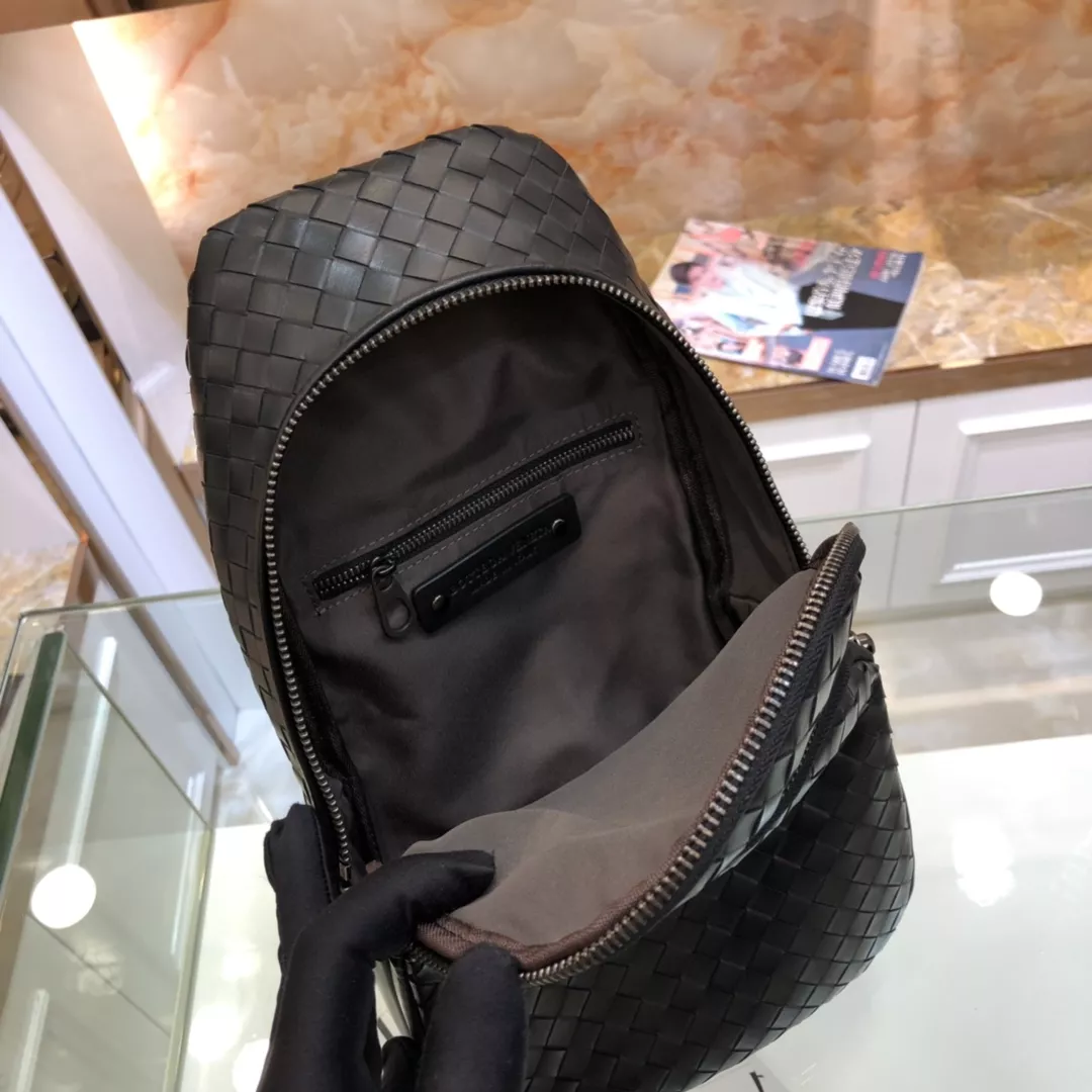 Bottega Veneta AAA Man Messenger Bags Efficient 128