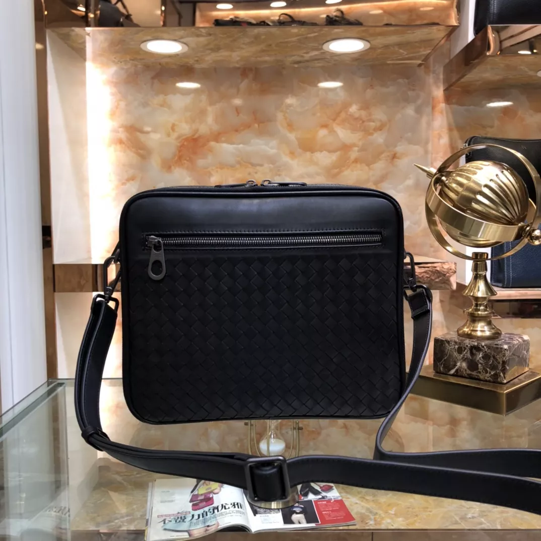 Bottega Veneta AAA Man Messenger Bags Elegant 2319