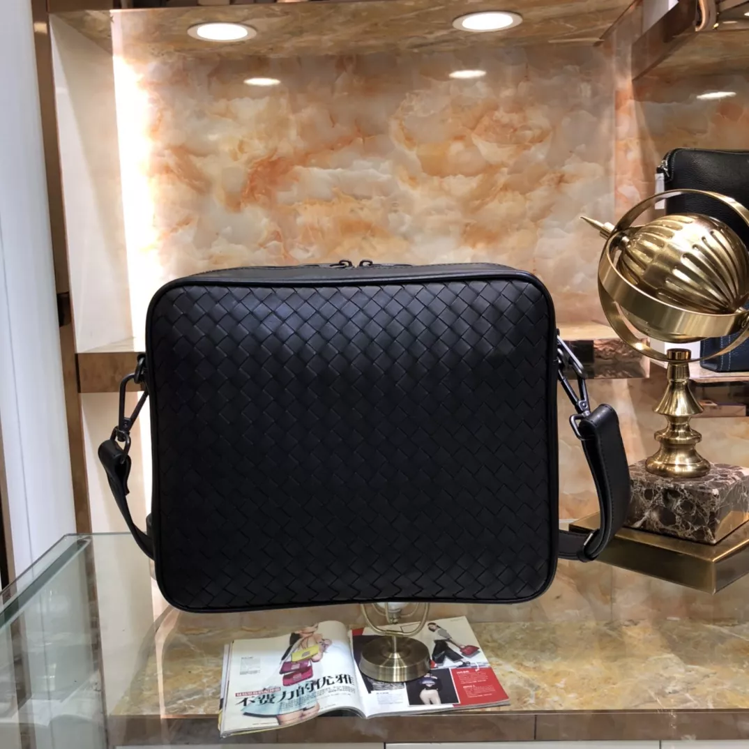 Bottega Veneta AAA Man Messenger Bags Elegant 2319