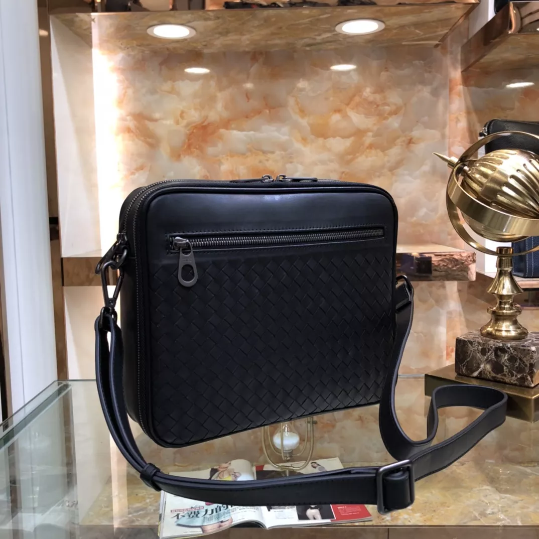 Bottega Veneta AAA Man Messenger Bags Elegant 2319