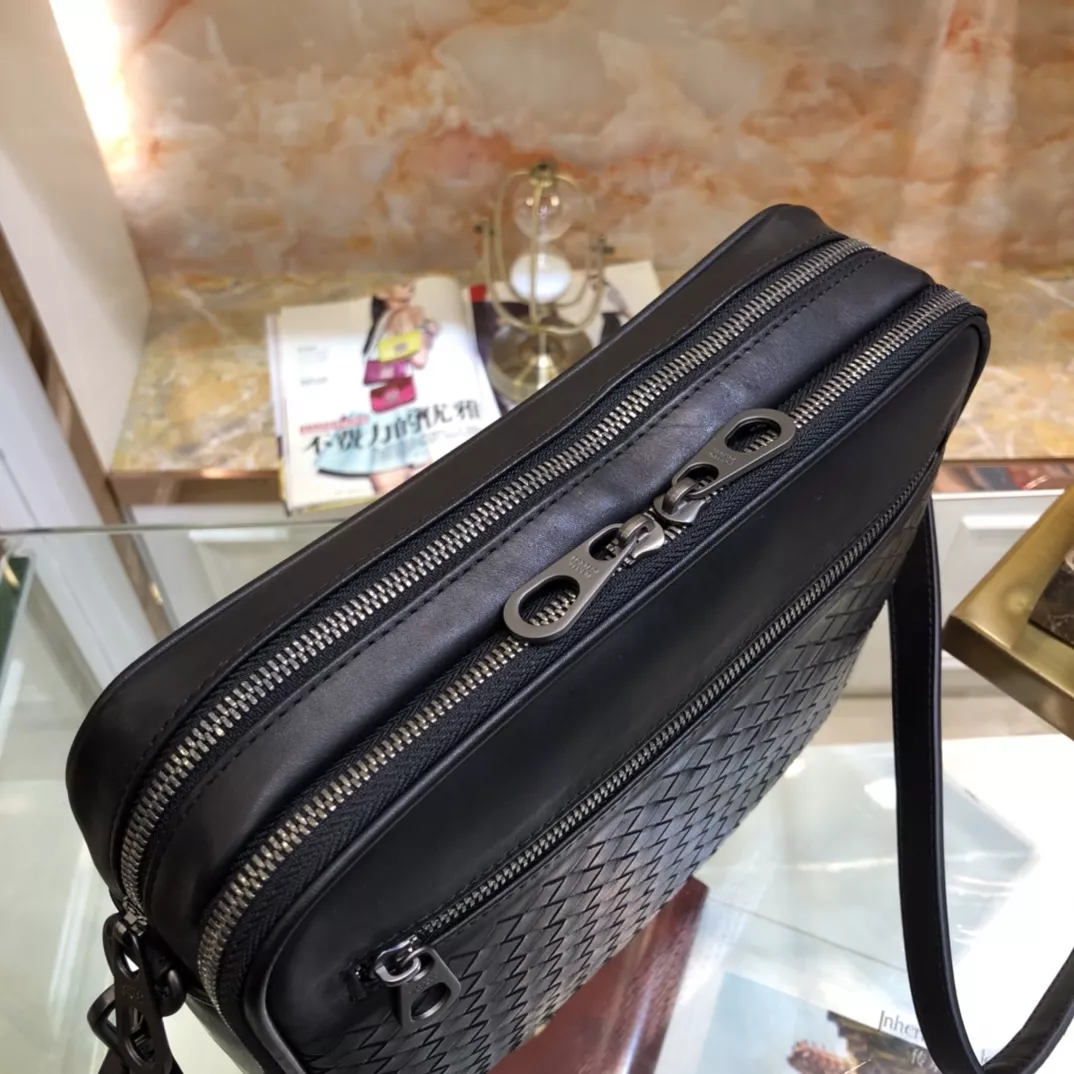 Bottega Veneta AAA Man Messenger Bags Elegant 2319