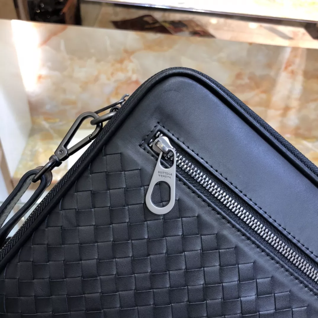 Bottega Veneta AAA Man Messenger Bags Elegant 2319