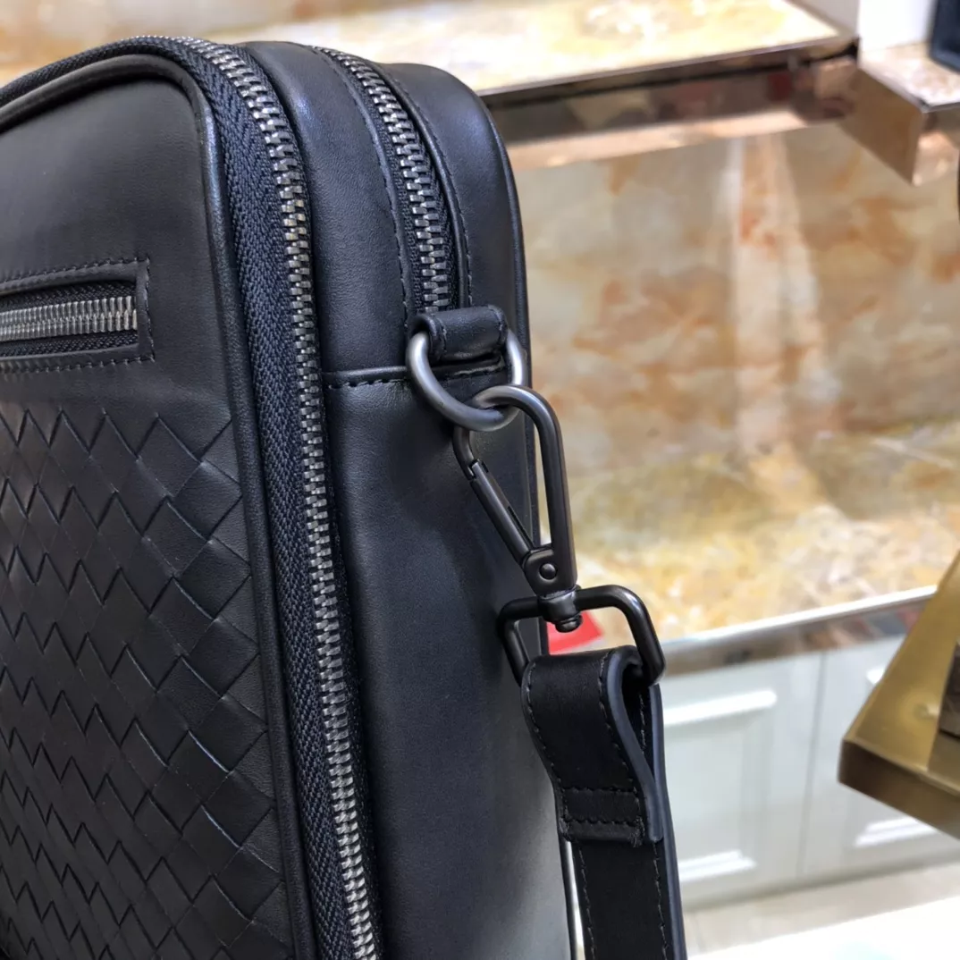 Bottega Veneta AAA Man Messenger Bags Elegant 2319