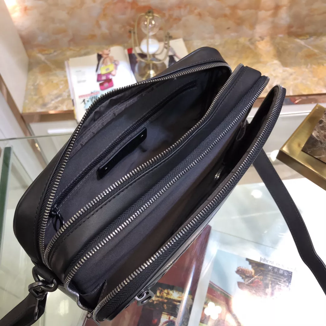 Bottega Veneta AAA Man Messenger Bags Elegant 2319