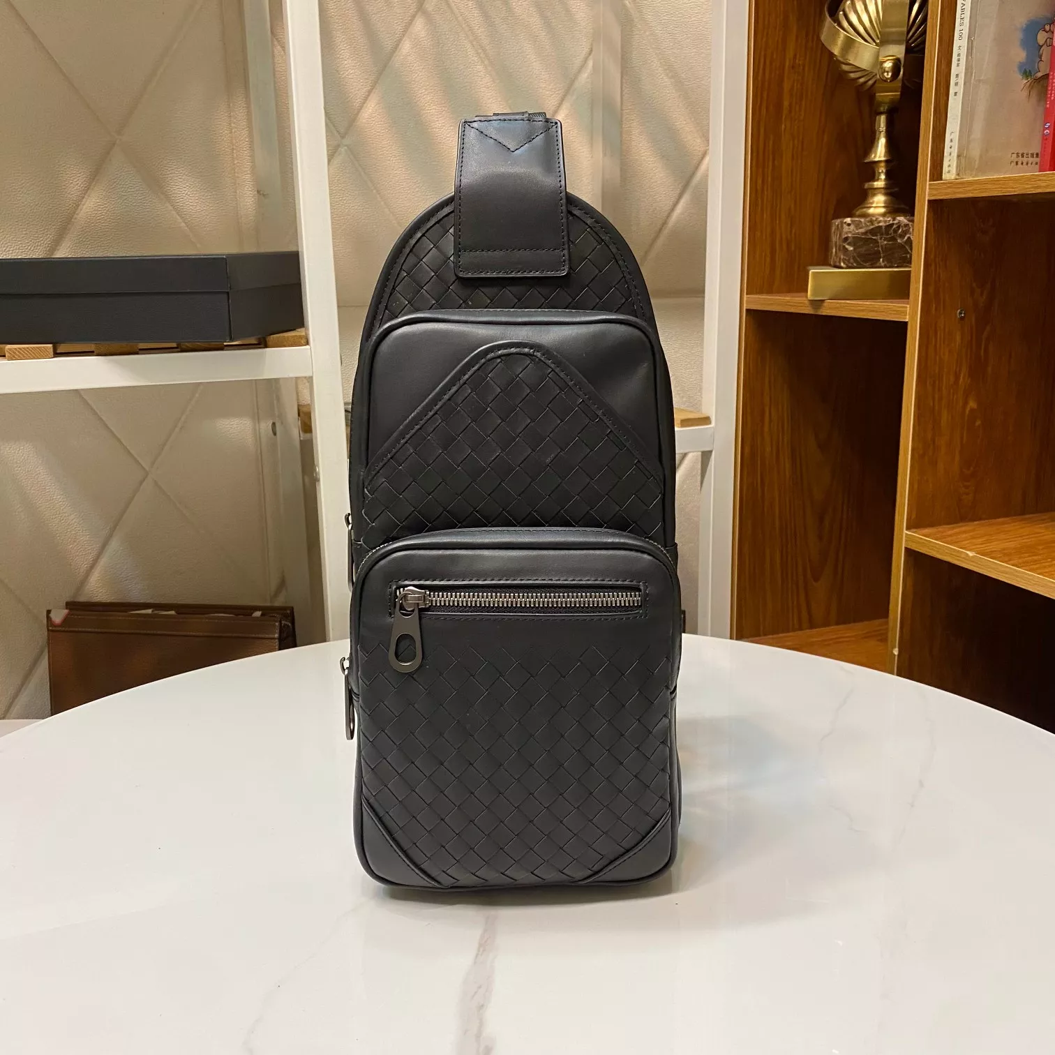 Bottega Veneta AAA Man Messenger Bags Functional 4231