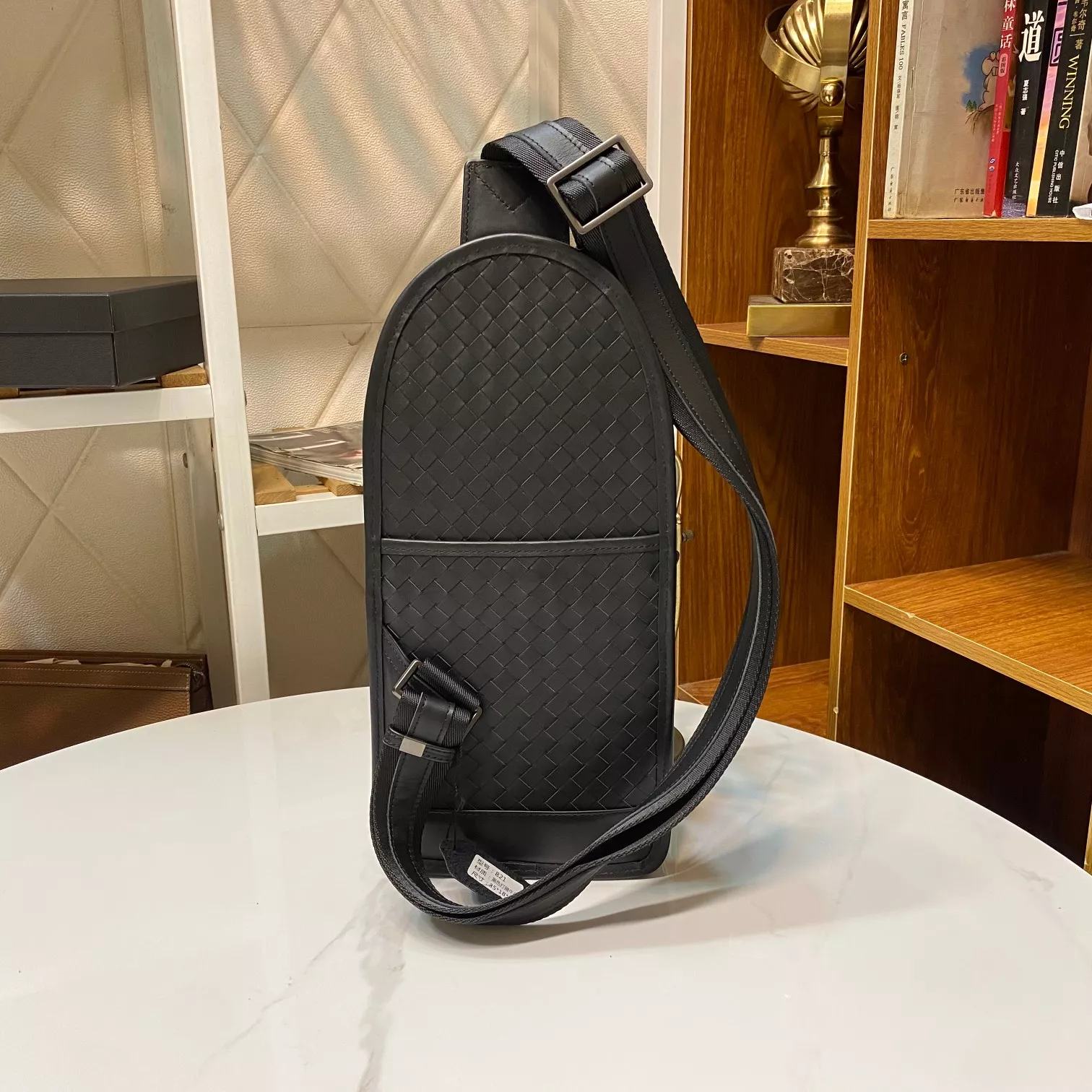 Bottega Veneta AAA Man Messenger Bags Functional 4231
