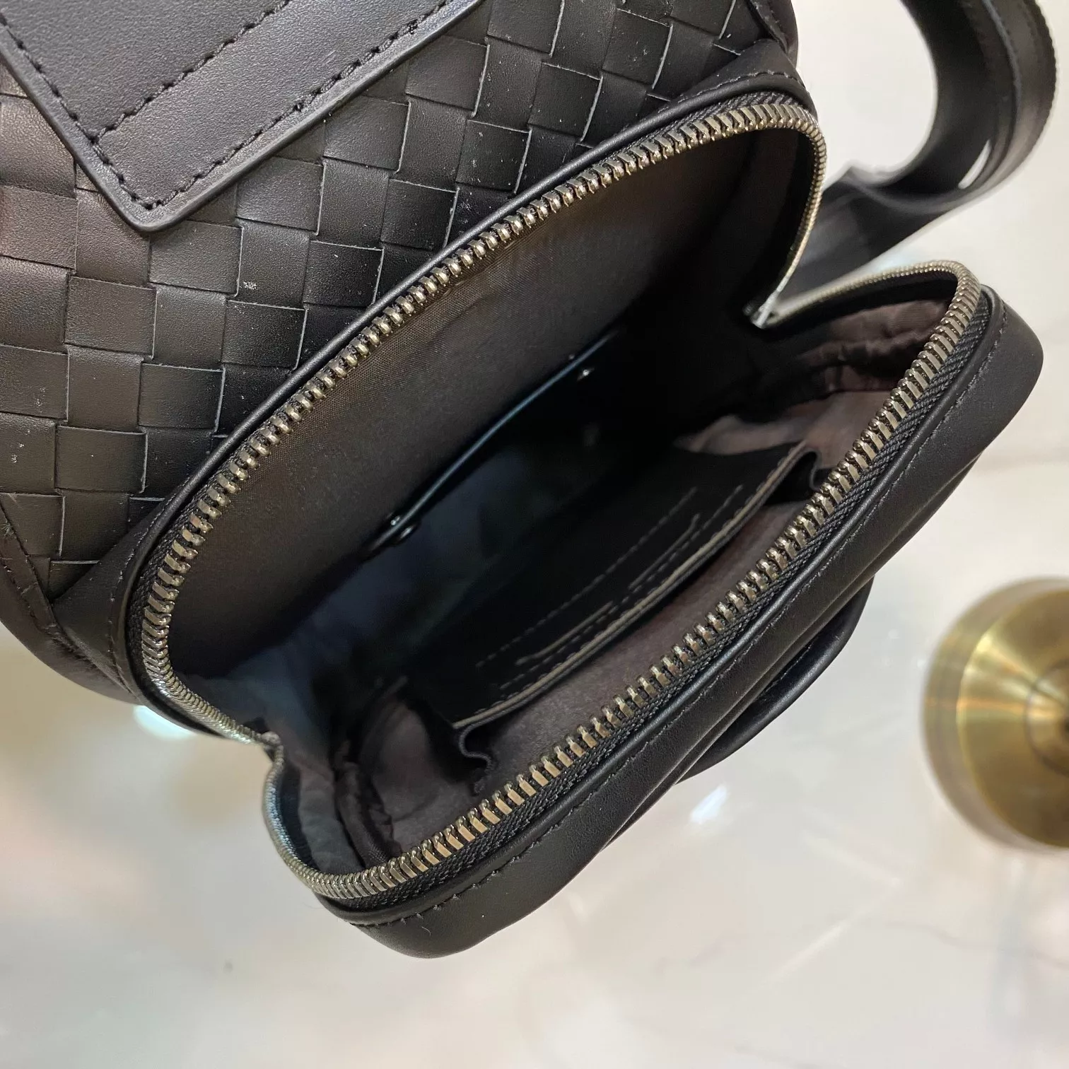 Bottega Veneta AAA Man Messenger Bags Functional 4231