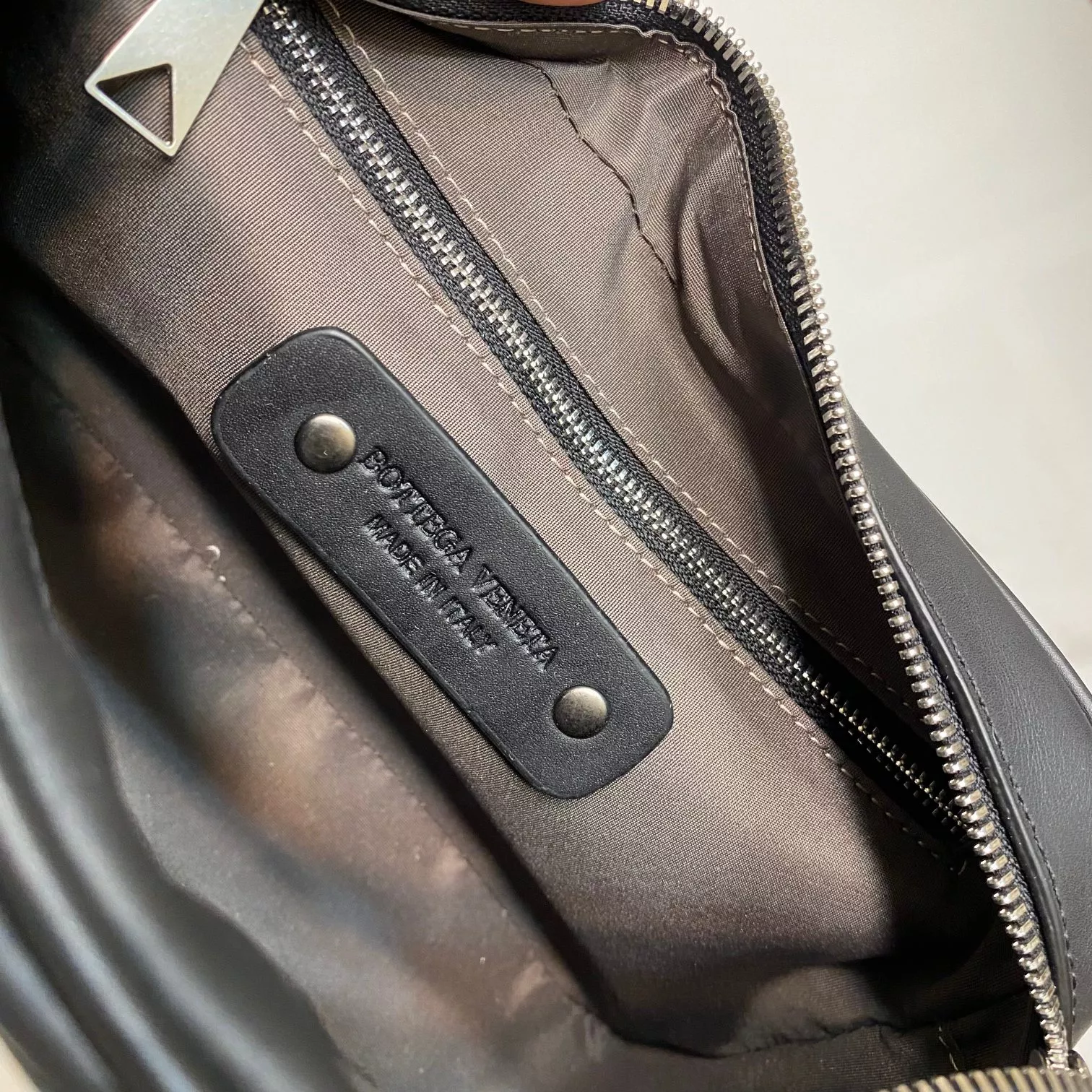 Bottega Veneta AAA Man Messenger Bags Functional 4231