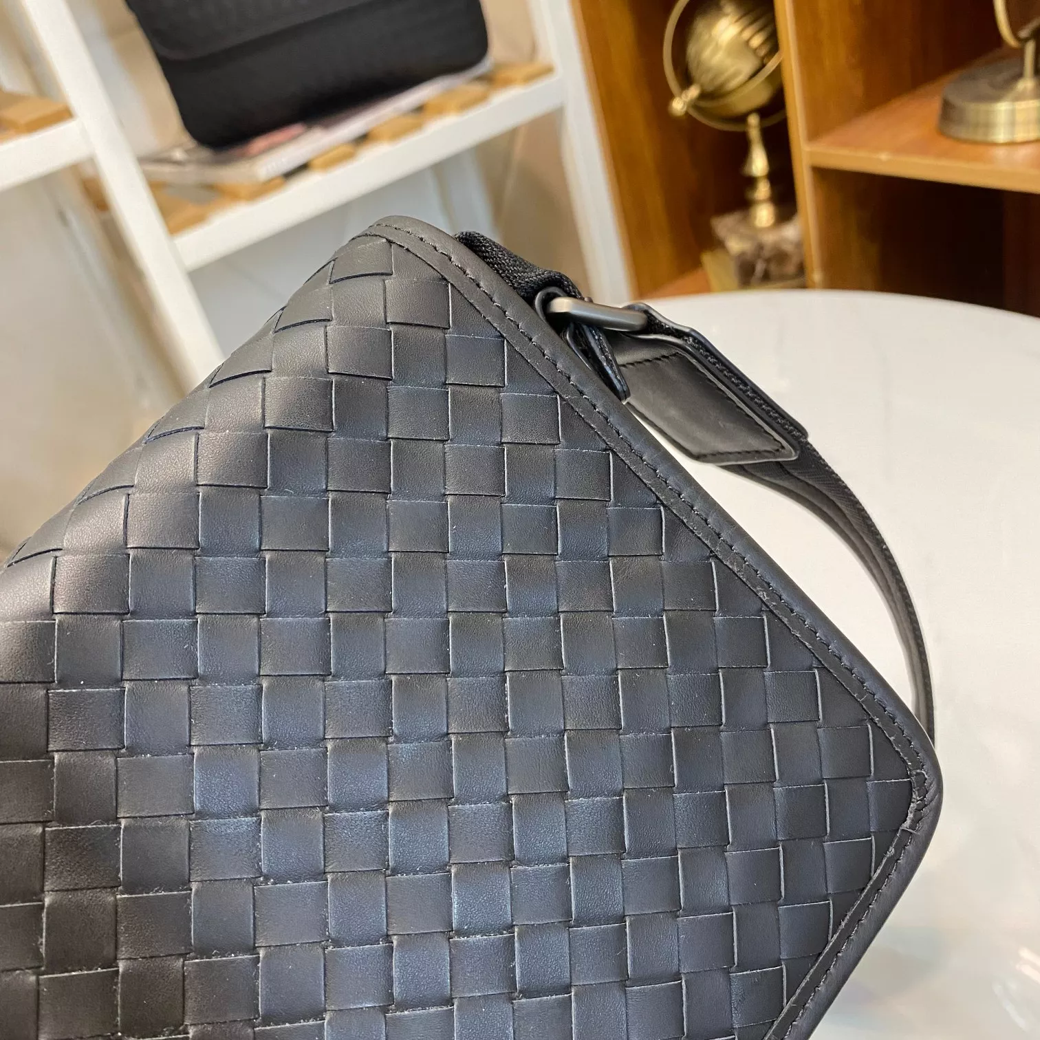 Bottega Veneta AAA Man Messenger Bags Stylish 1798