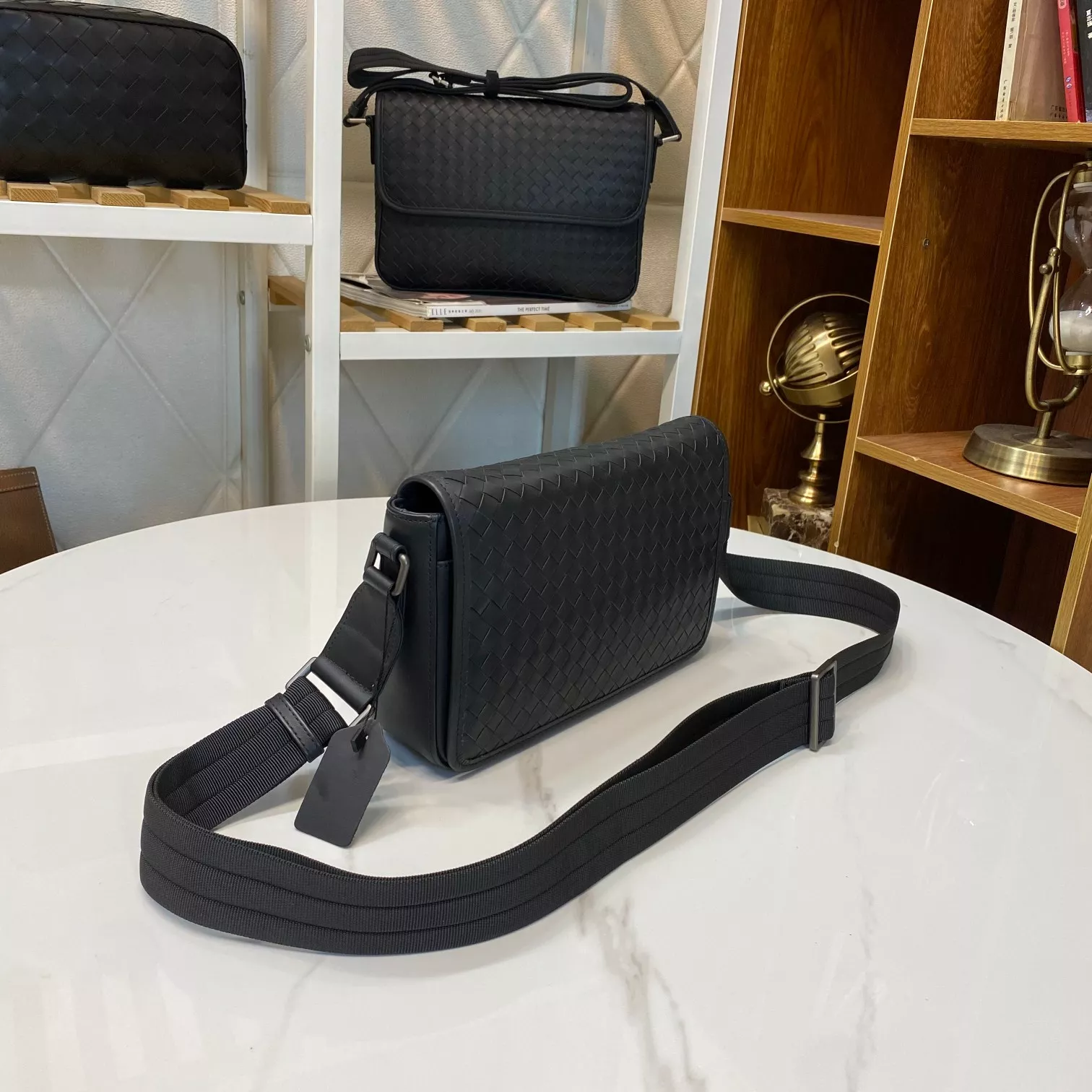 Bottega Veneta AAA Man Messenger Bags Stylish 1798