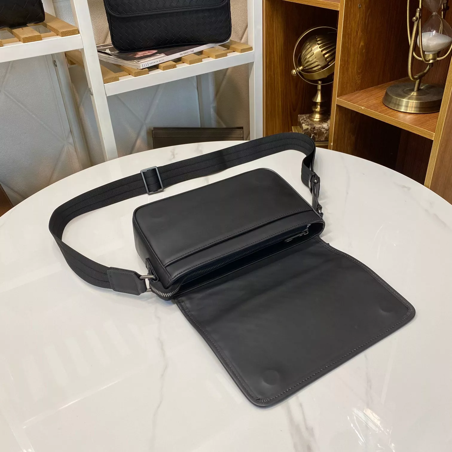 Bottega Veneta AAA Man Messenger Bags Stylish 1798