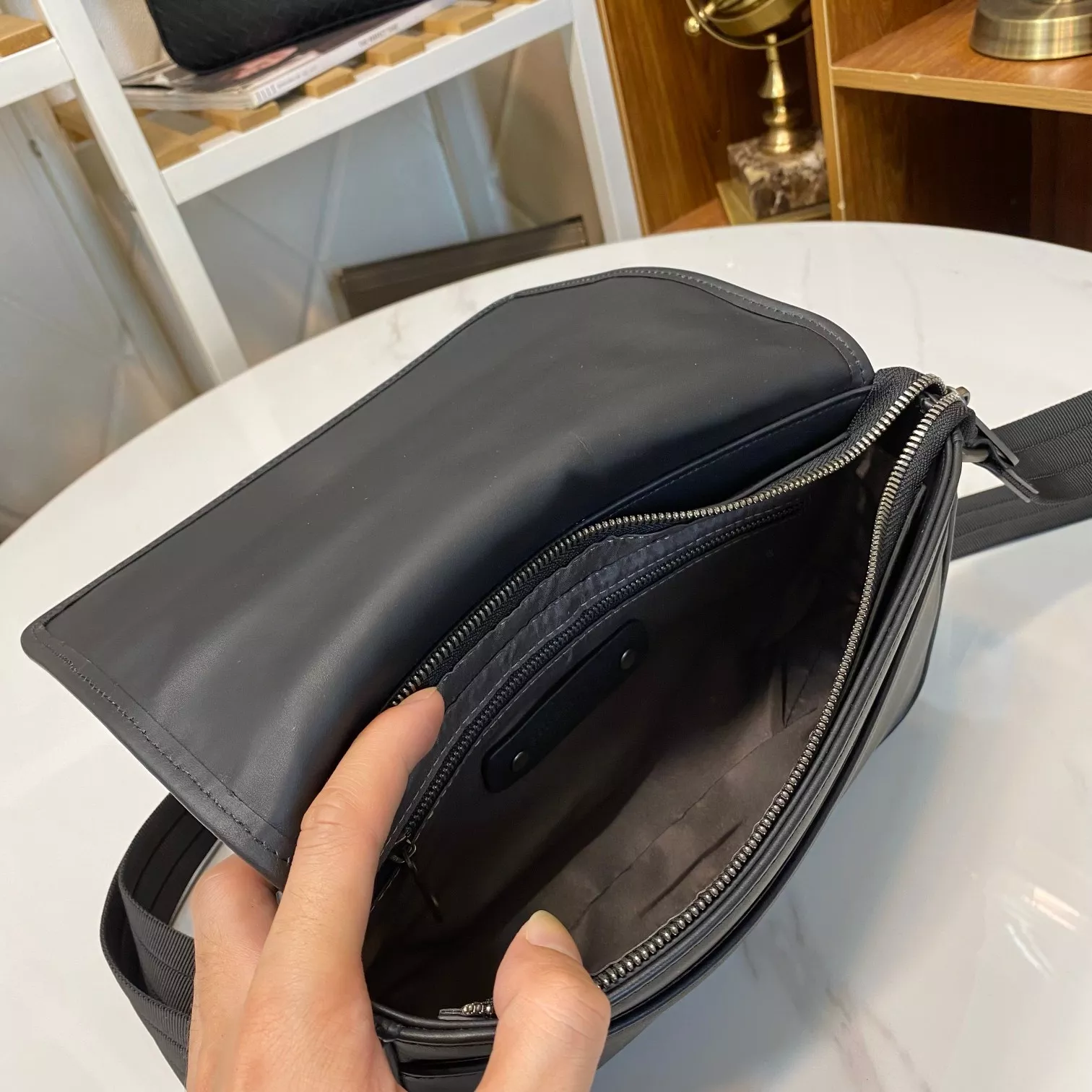Bottega Veneta AAA Man Messenger Bags Stylish 1798