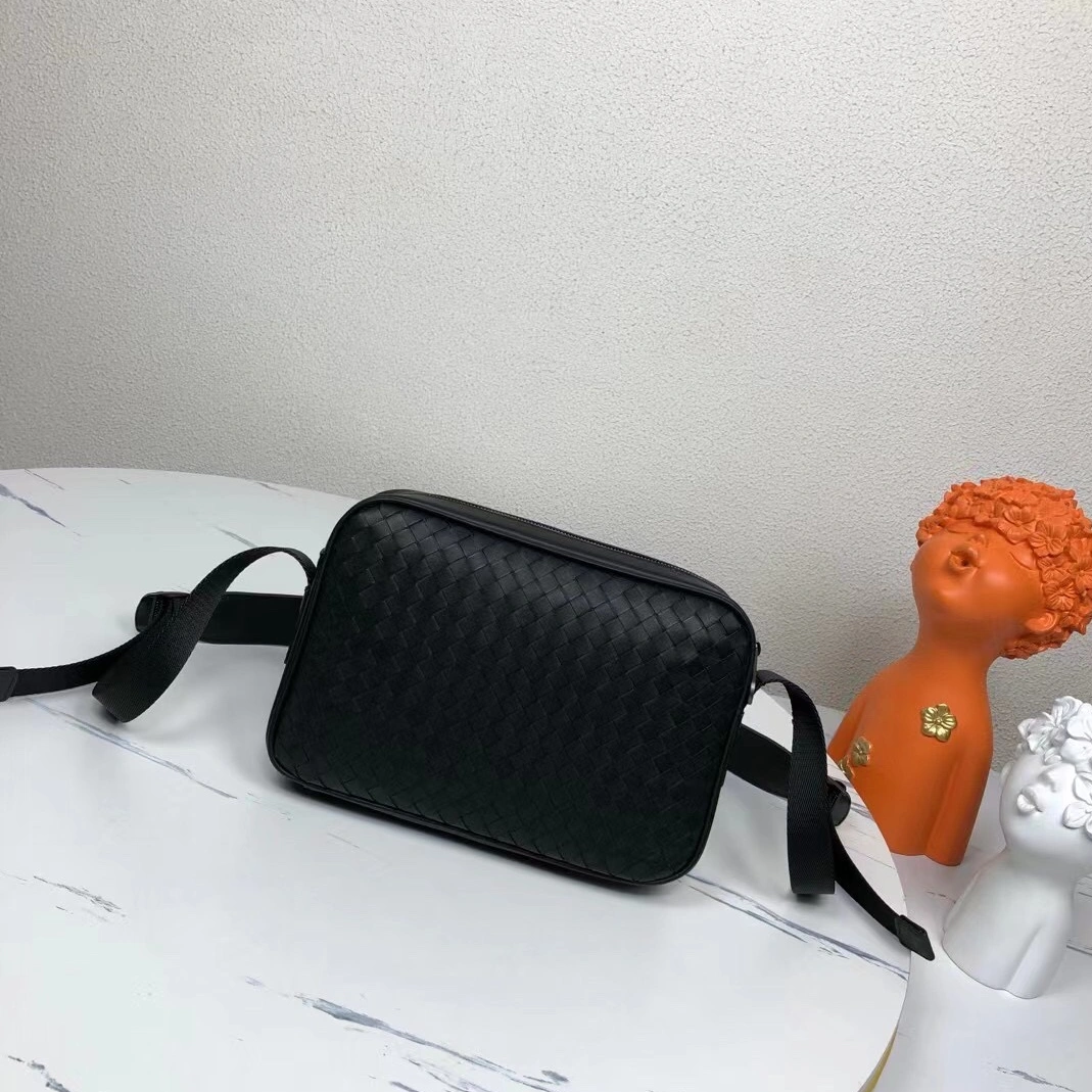 Bottega Veneta AAA Man Messenger Bags Trendsetting 4278