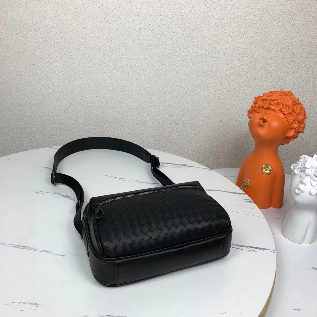 Bottega Veneta AAA Man Messenger Bags Trendsetting 4278