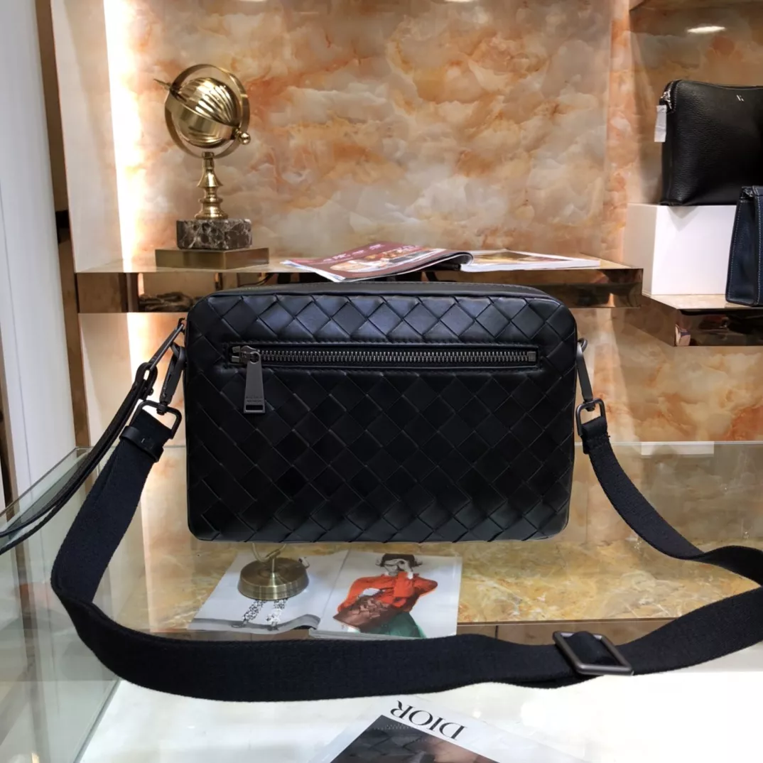 Bottega Veneta AAA Man Messenger Bags Trendy 7931