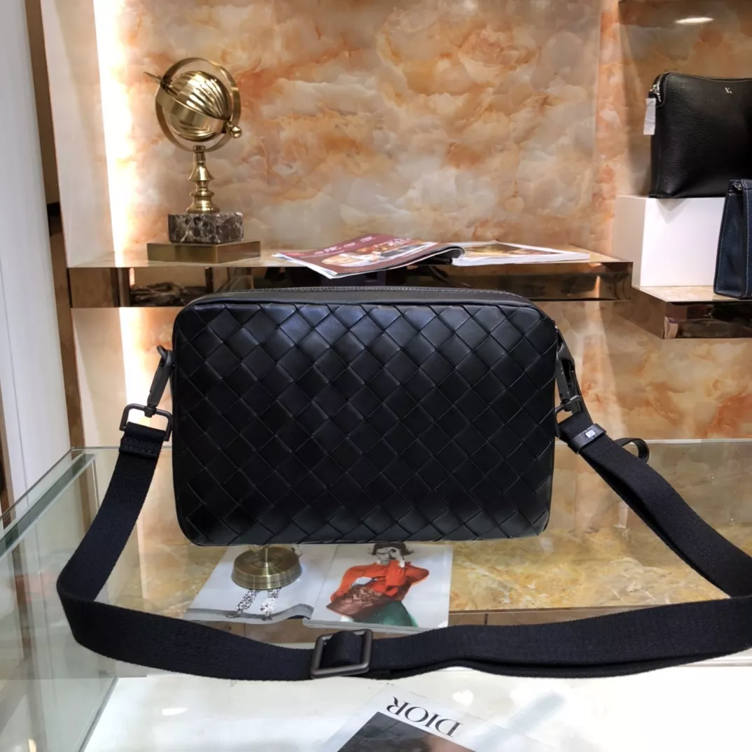 Bottega Veneta AAA Man Messenger Bags Trendy 7931