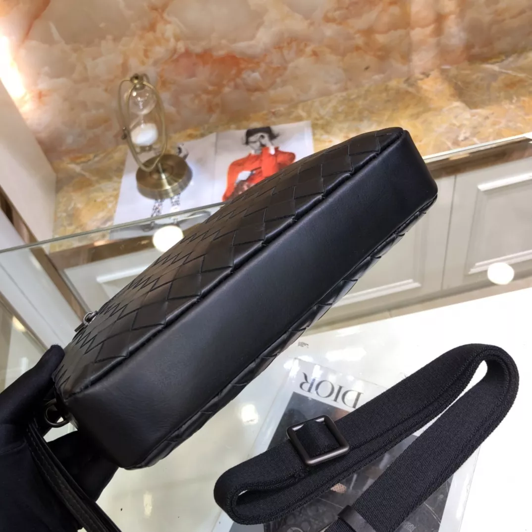 Bottega Veneta AAA Man Messenger Bags Trendy 7931