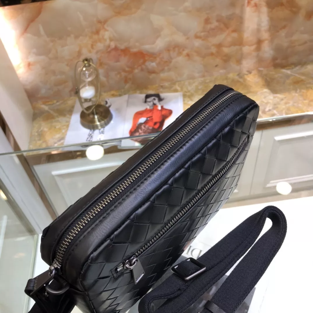 Bottega Veneta AAA Man Messenger Bags Trendy 7931