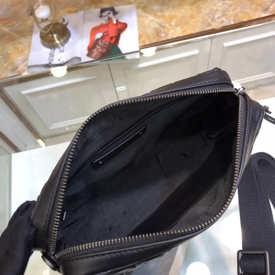 Bottega Veneta AAA Man Messenger Bags Trendy 7931