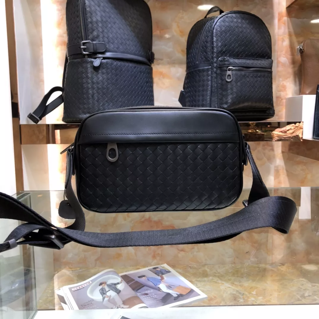 Bottega Veneta AAA Man Messenger Bags Unique 7435