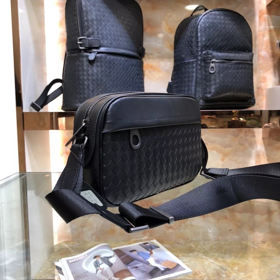 Bottega Veneta AAA Man Messenger Bags Unique 7435
