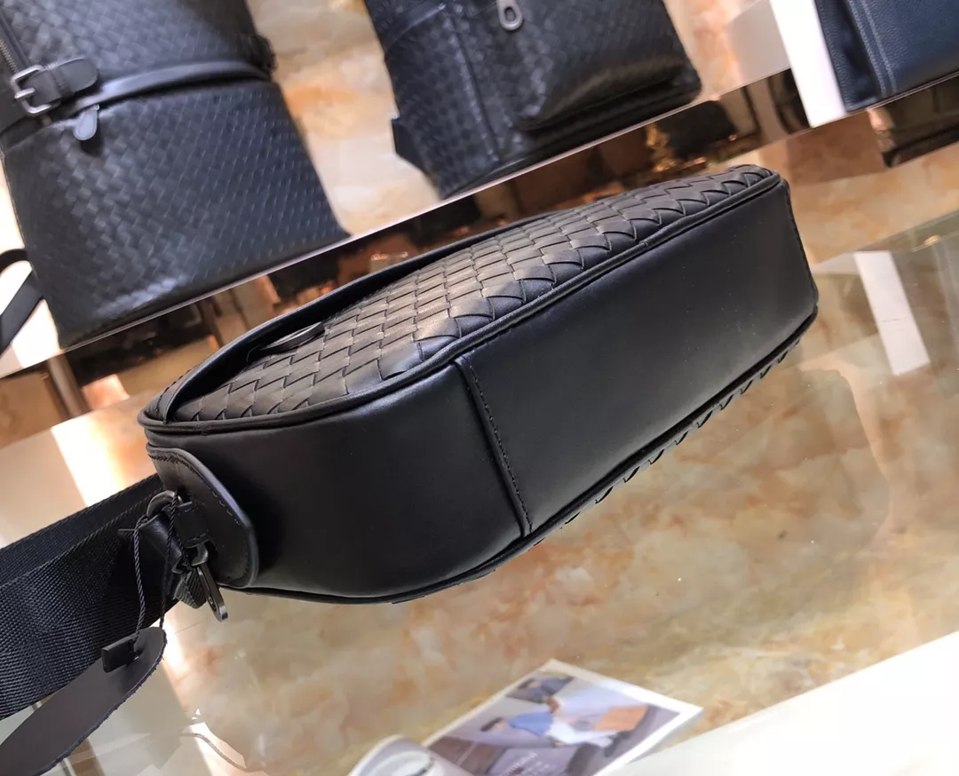 Bottega Veneta AAA Man Messenger Bags Unique 7435