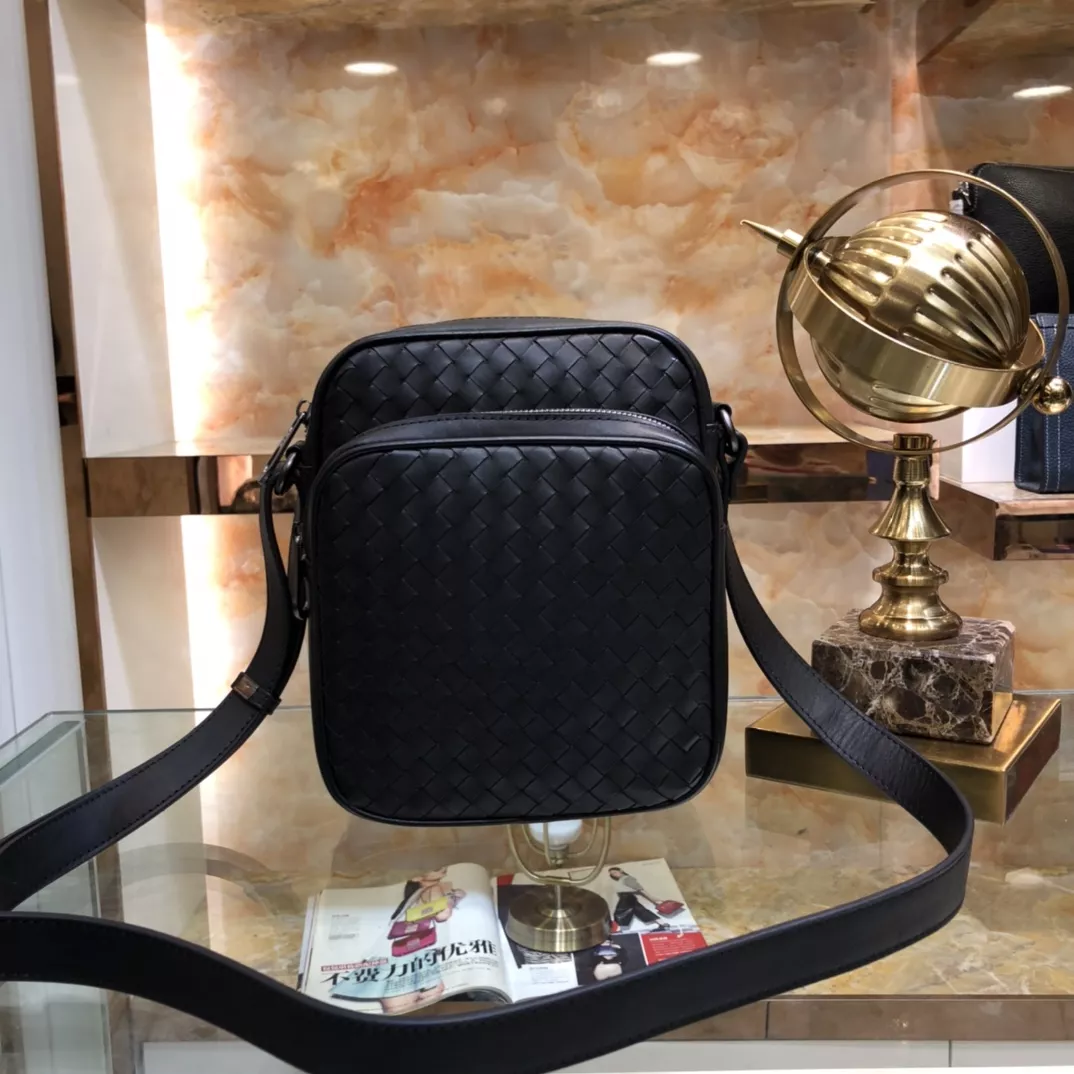 Bottega Veneta AAA Man Messenger Bags UrbanStyle 8101