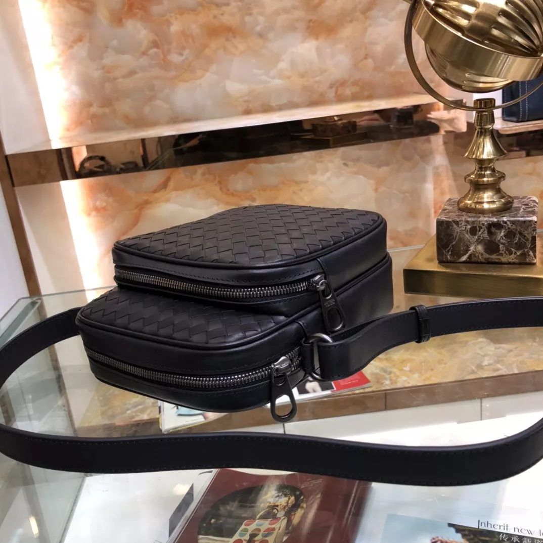 Bottega Veneta AAA Man Messenger Bags UrbanStyle 8101