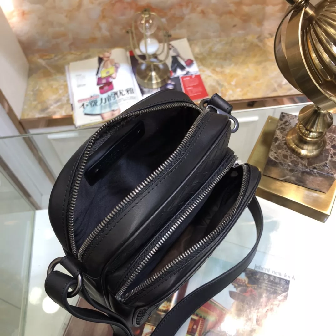 Bottega Veneta AAA Man Messenger Bags UrbanStyle 8101