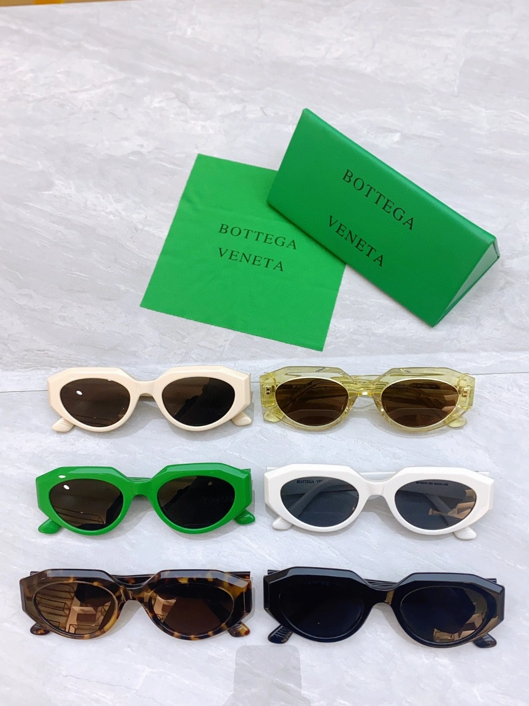 Bottega Veneta AAA Quality Sunglasses EasyMatch 8036