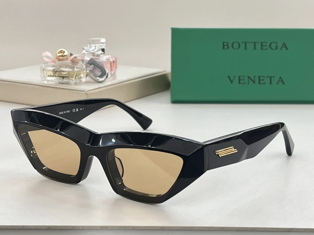 Bottega Veneta AAA Quality Sunglasses Elegant 4979