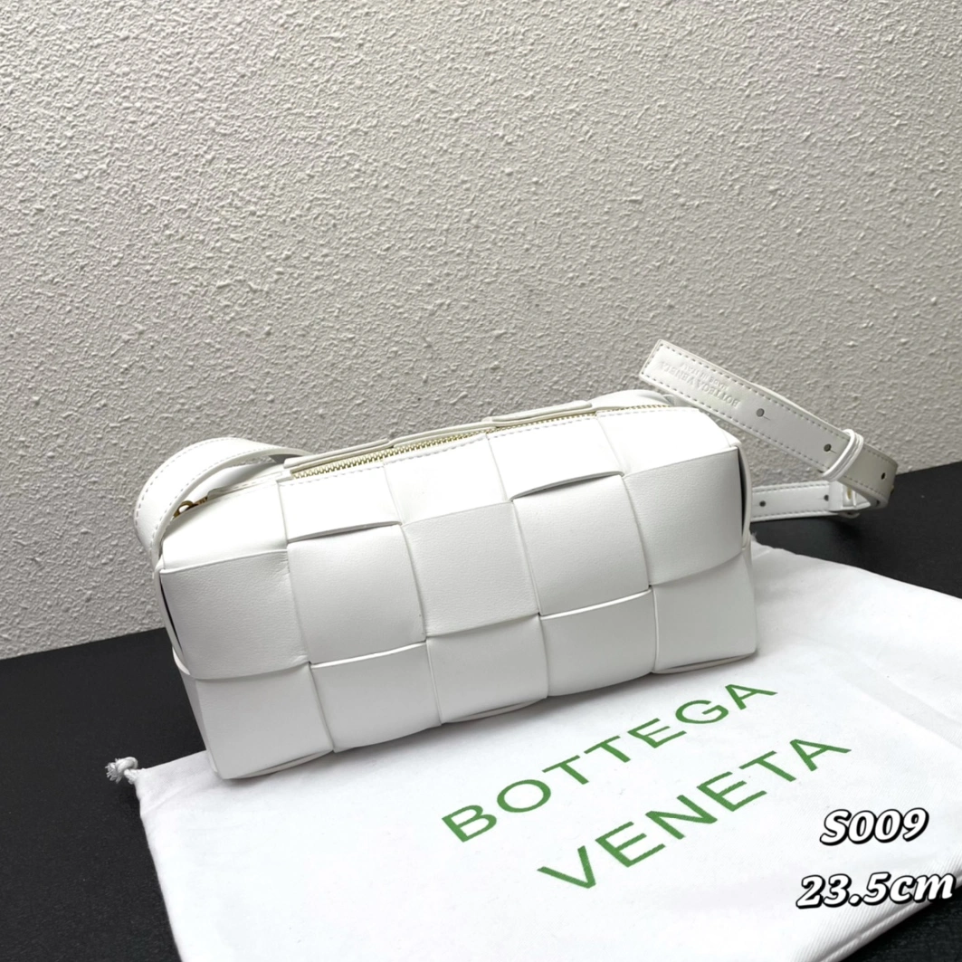 Bottega Veneta BV AAA Quality Messenger Bags For Women AllSeason 504