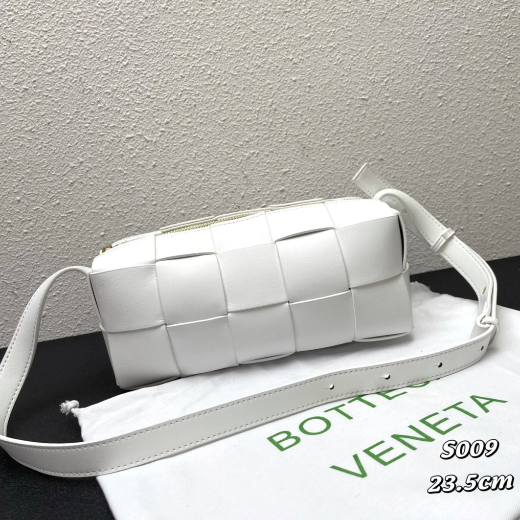 Bottega Veneta BV AAA Quality Messenger Bags For Women AllSeason 504