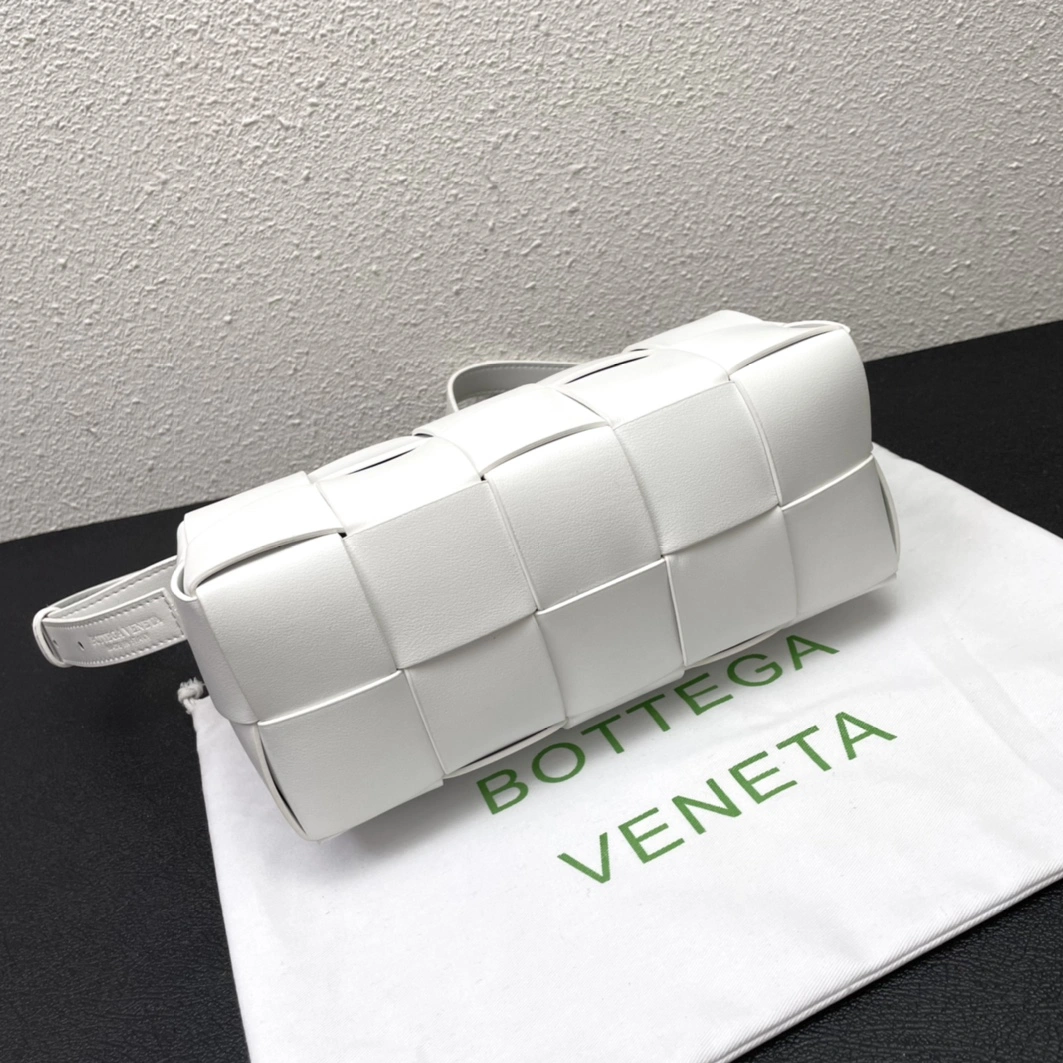 Bottega Veneta BV AAA Quality Messenger Bags For Women AllSeason 504