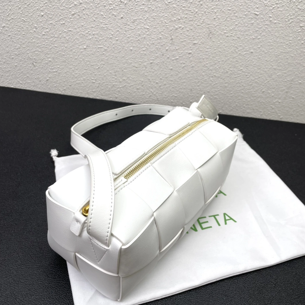 Bottega Veneta BV AAA Quality Messenger Bags For Women AllSeason 504