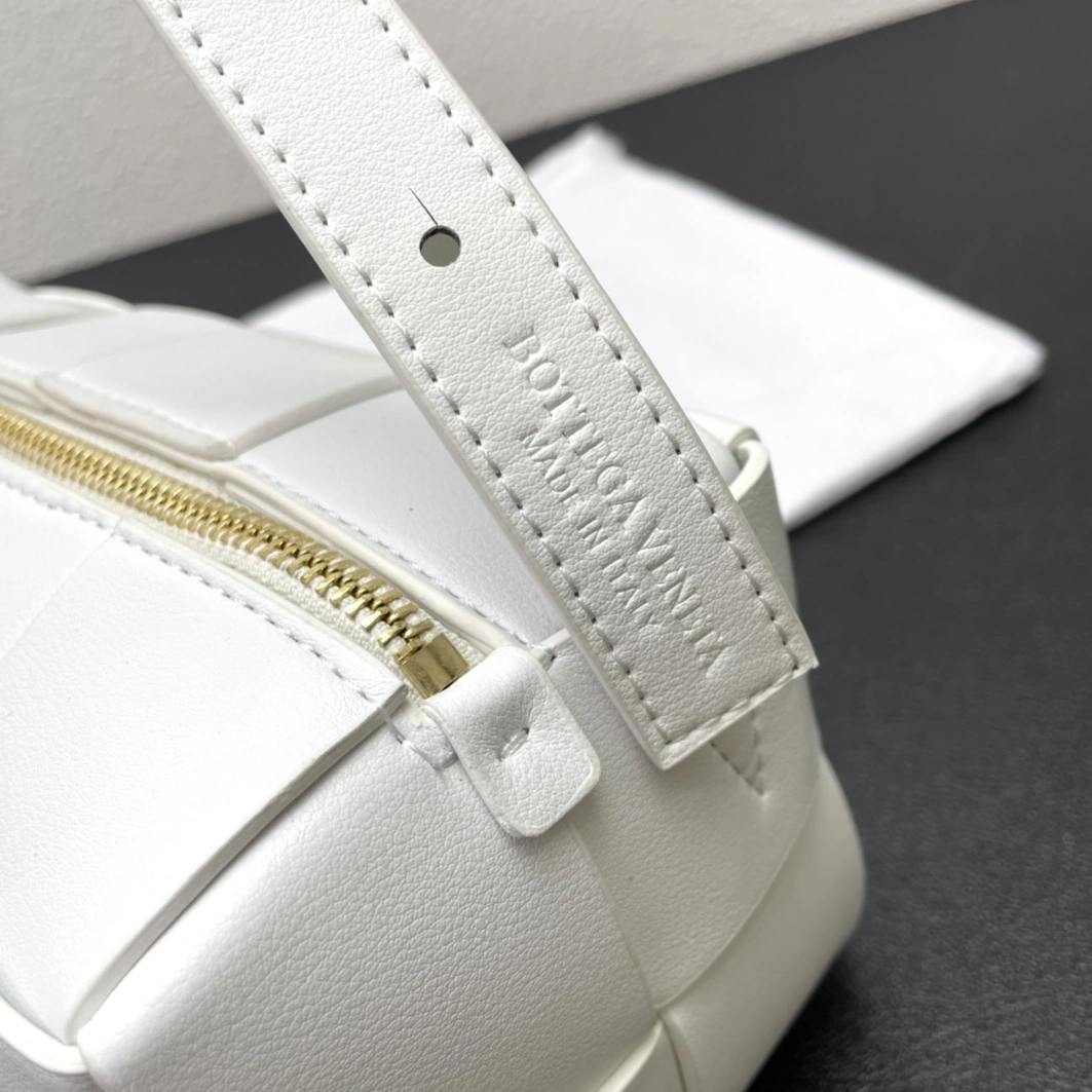 Bottega Veneta BV AAA Quality Messenger Bags For Women AllSeason 504