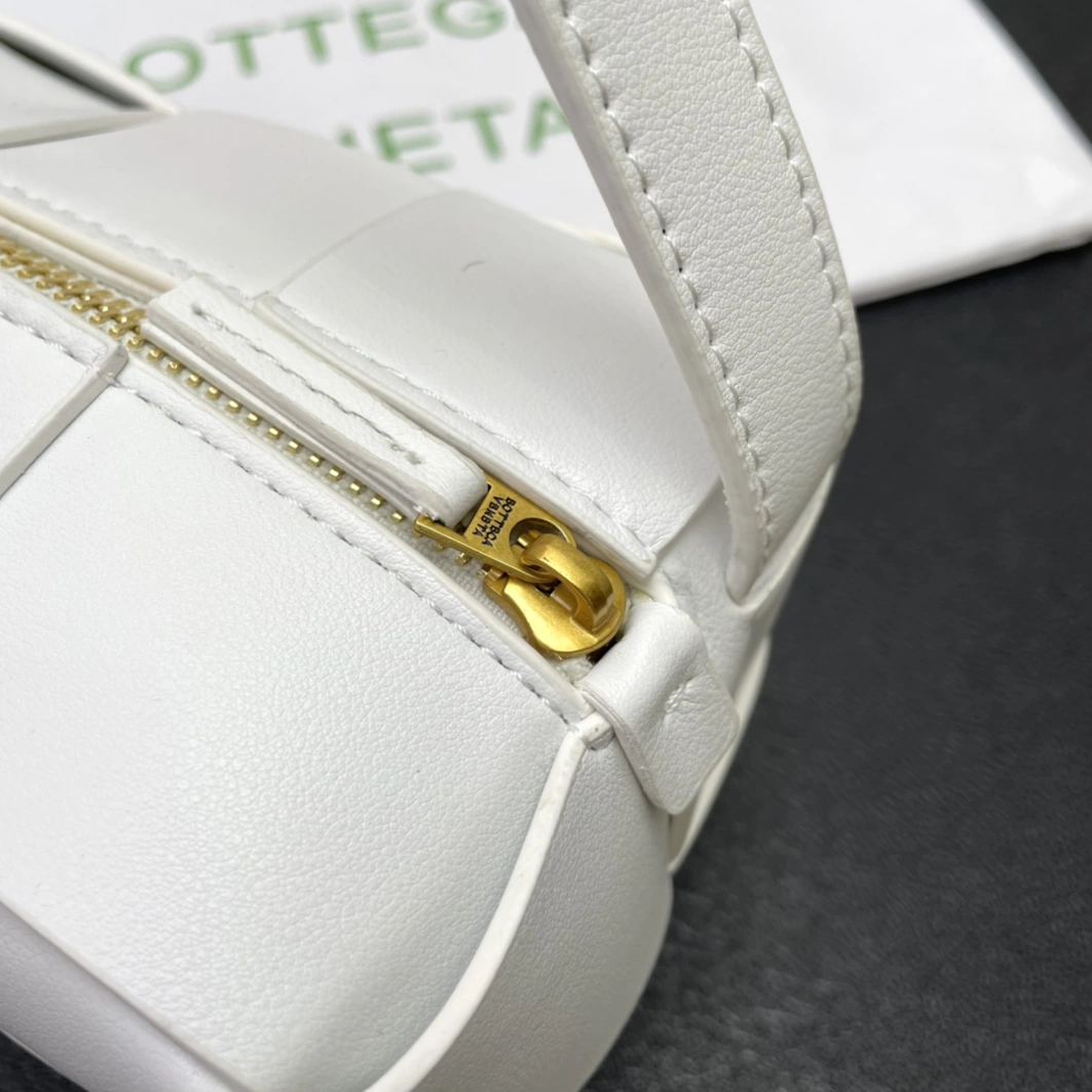 Bottega Veneta BV AAA Quality Messenger Bags For Women AllSeason 504