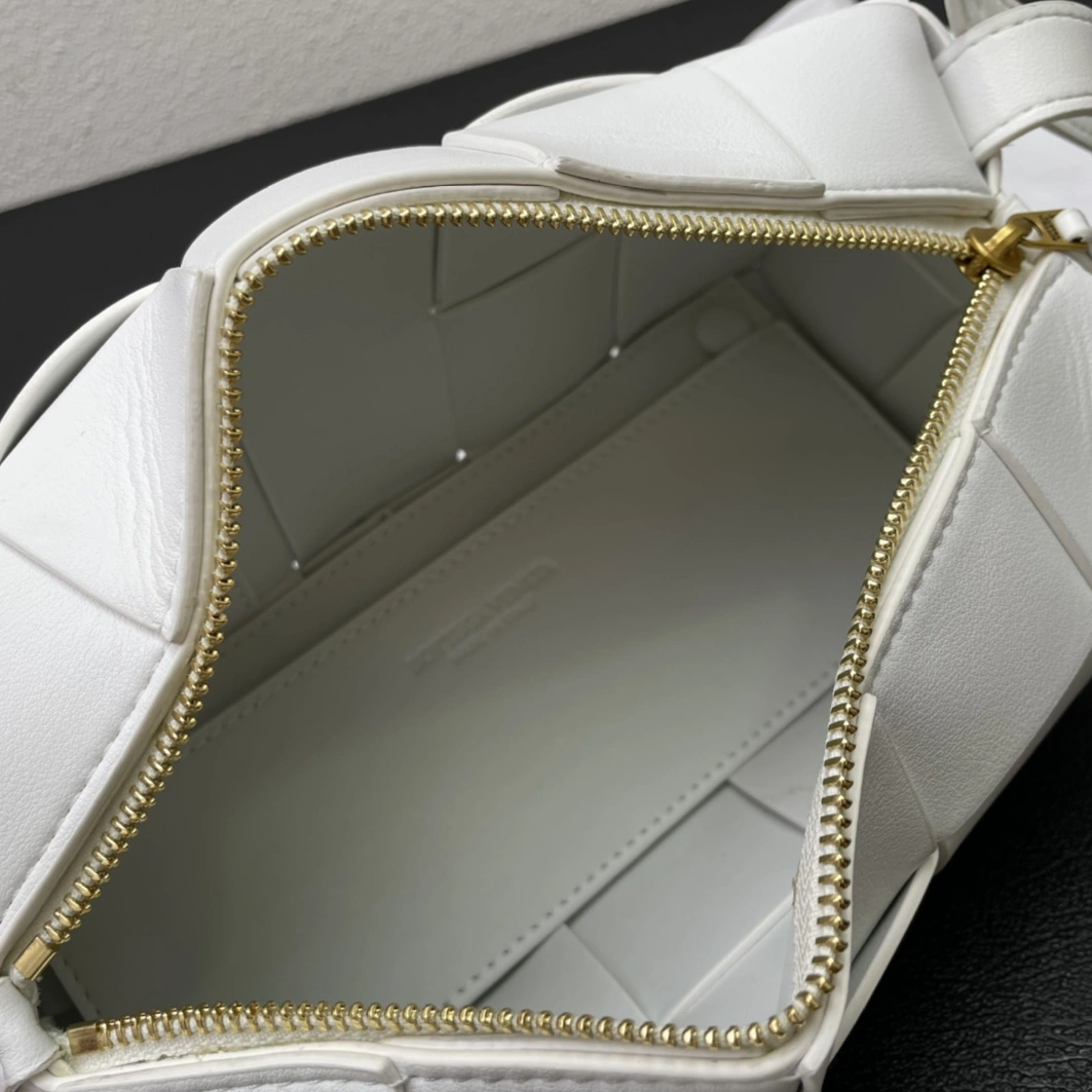 Bottega Veneta BV AAA Quality Messenger Bags For Women AllSeason 504