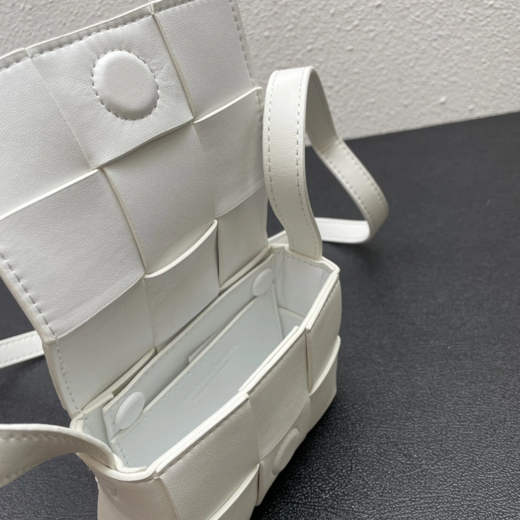 Bottega Veneta BV AAA Quality Messenger Bags For Women BestValue 1675