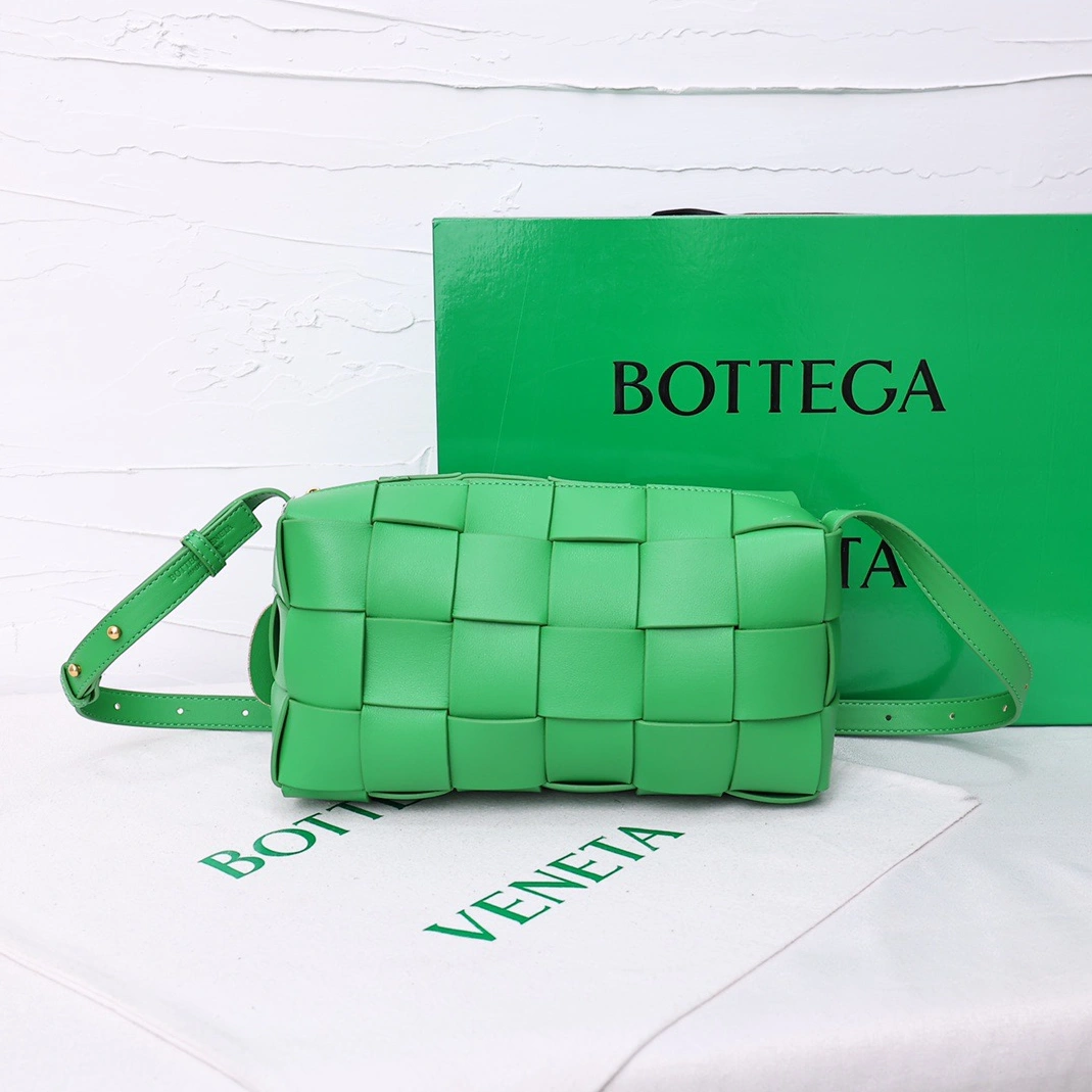 Bottega Veneta BV AAA Quality Messenger Bags For Women Bold 8215