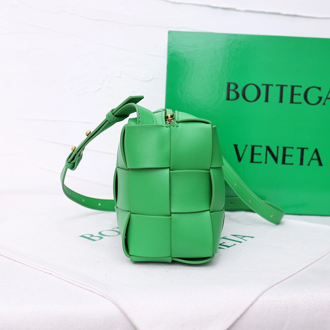Bottega Veneta BV AAA Quality Messenger Bags For Women Bold 8215
