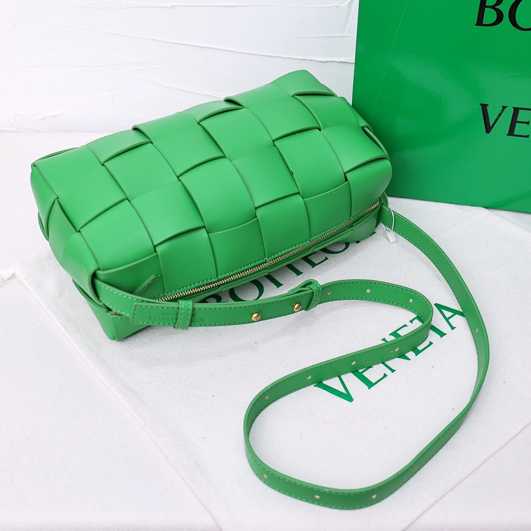 Bottega Veneta BV AAA Quality Messenger Bags For Women Bold 8215