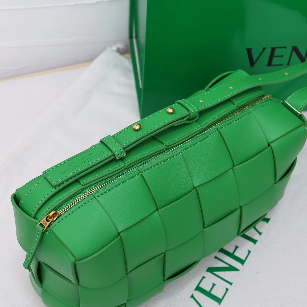 Bottega Veneta BV AAA Quality Messenger Bags For Women Bold 8215