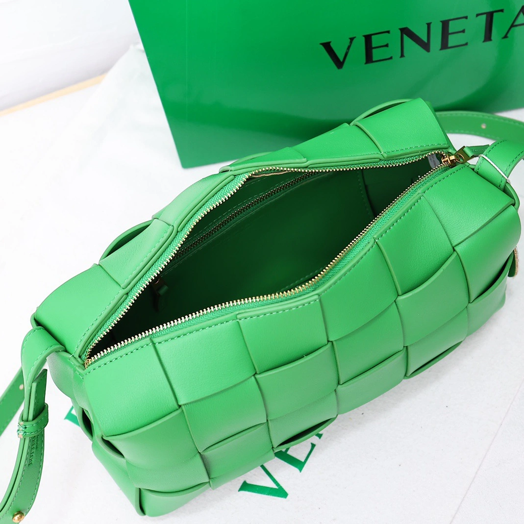 Bottega Veneta BV AAA Quality Messenger Bags For Women Bold 8215