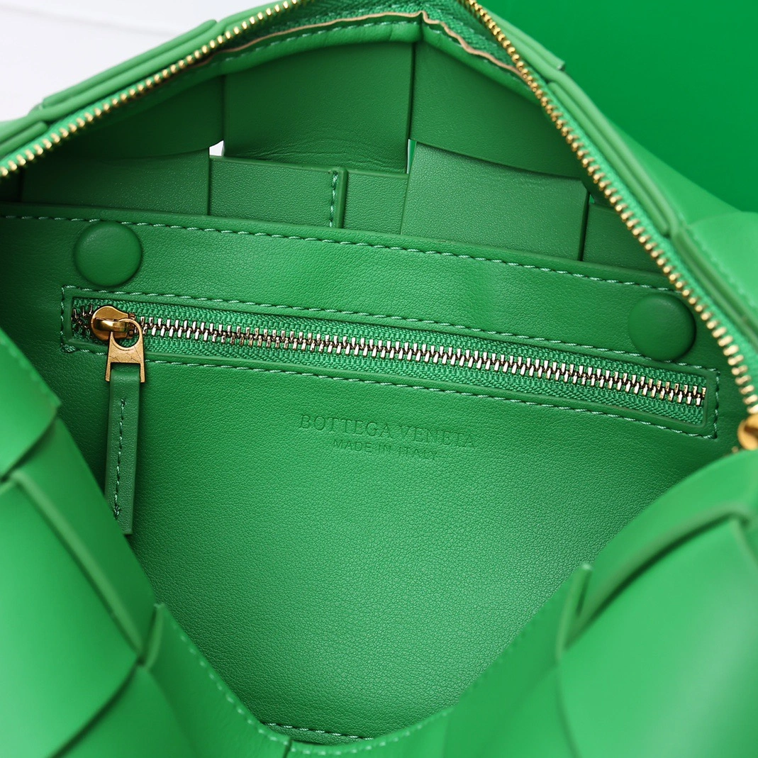 Bottega Veneta BV AAA Quality Messenger Bags For Women Bold 8215