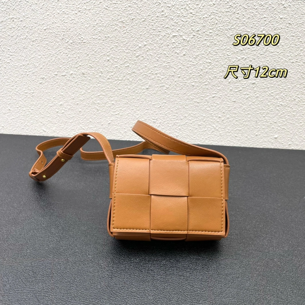 Bottega Veneta BV AAA Quality Messenger Bags For Women Bright 3846