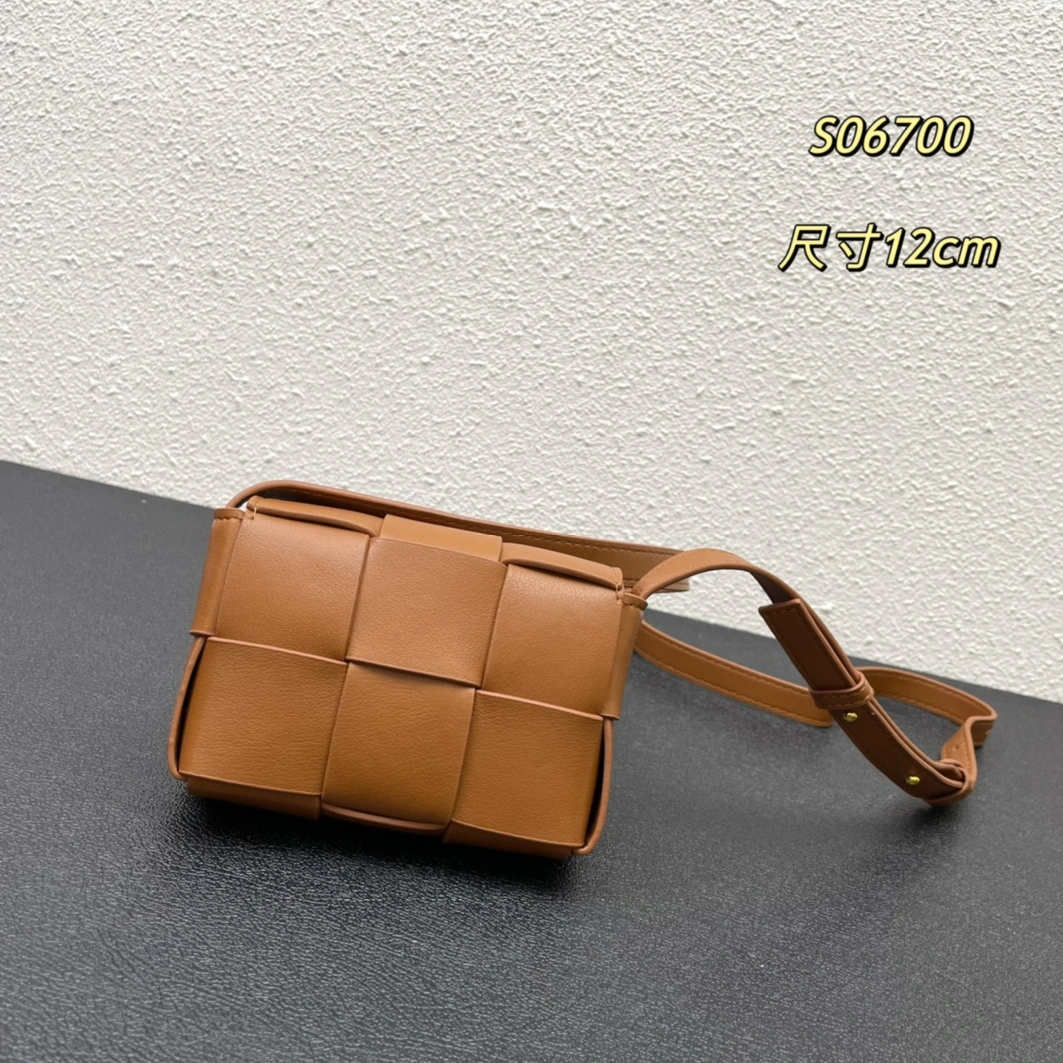Bottega Veneta BV AAA Quality Messenger Bags For Women Bright 3846