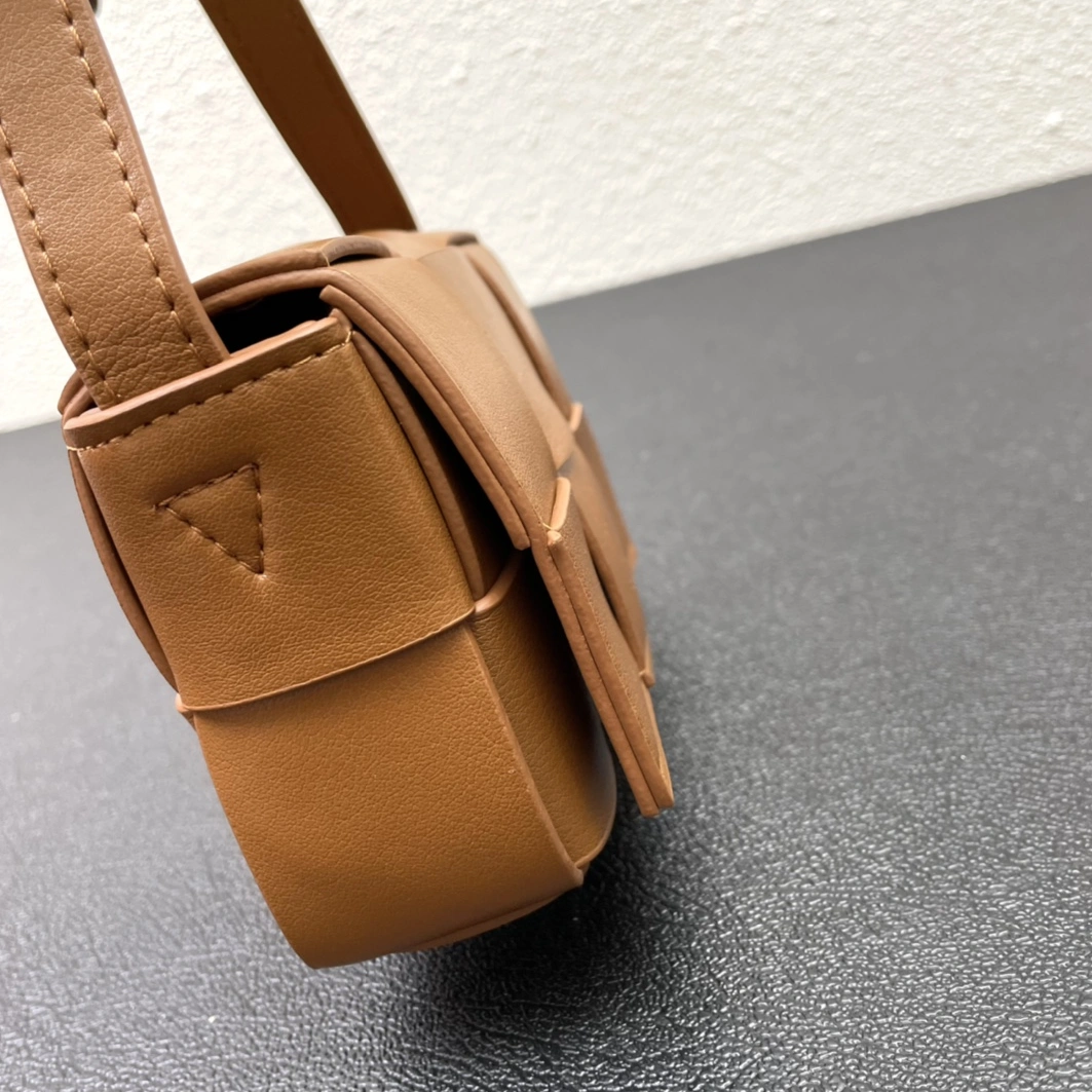 Bottega Veneta BV AAA Quality Messenger Bags For Women Bright 3846