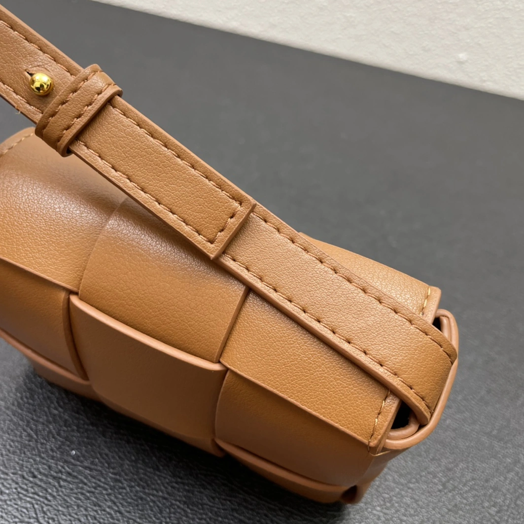 Bottega Veneta BV AAA Quality Messenger Bags For Women Bright 3846